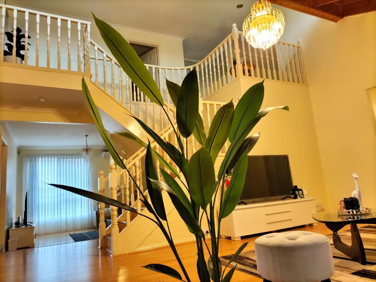 Апартаменты 12 Mins To Mel Airport-Good Wood House St Albans Экстерьер фото