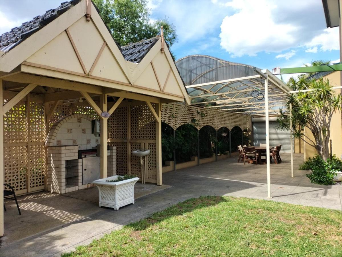 Апартаменты 12 Mins To Mel Airport-Good Wood House St Albans Экстерьер фото